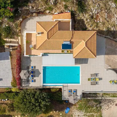 Dinos With Swimming Pool * Annináta